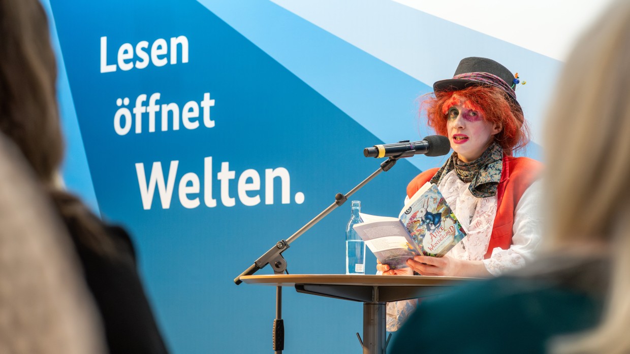 Lesung eine:r Cosplayer:in auf der Bühne während der Leipziger Buchmesse 2024 Lesung eine:r Cosplayer:in auf der Bühne während der Leipziger Buchmesse 2024