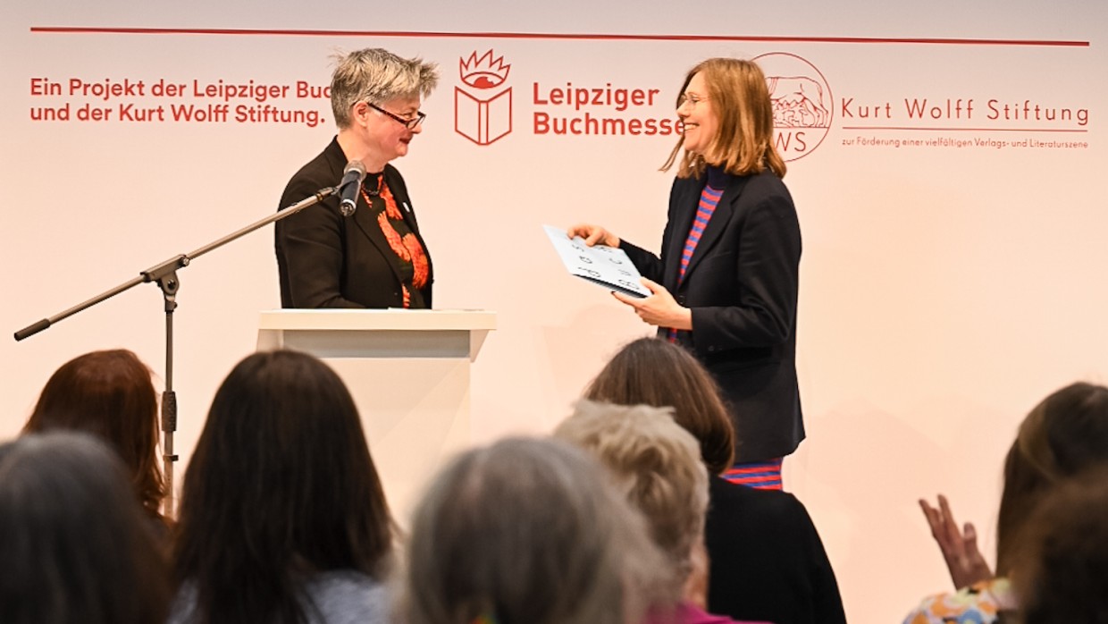 2 Frauen auf der auf der Bühne vor Publikum bei der Verleihung vom Kurt-Wolff-Preis auf der Leipziger Buchmesse 2024