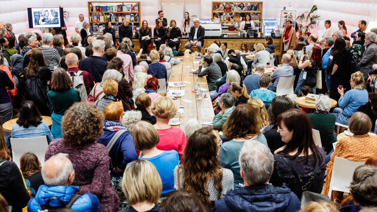 Die buchbar während der Leipziger Buchmesse 2024 mit sehr viel Publikum während einer Lesung