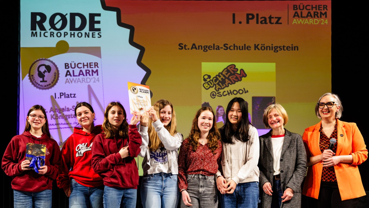 Bücheralarm Award Verleihung auf der Leipziger Buchmesse 2024 mit Gewinnerinnen auf der Bühne