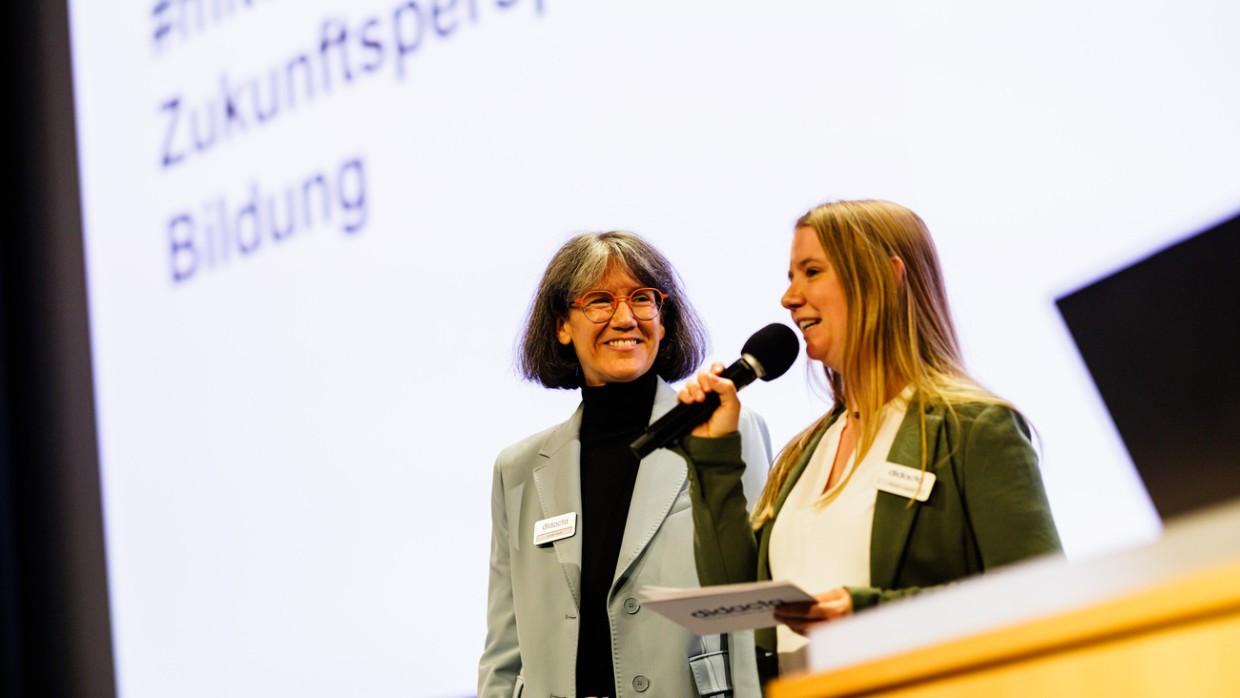 2 Rednerinnen auf der Bühne des didacta Symposiums während der Leipziger Buchmesse 2024