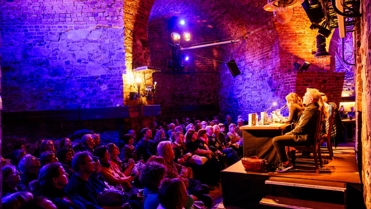 Innenansicht der Moritzbastei bei einer Lesung auf der Bühne mit vollbesetztem Publikum während der Leipziger Buchmesse 2024