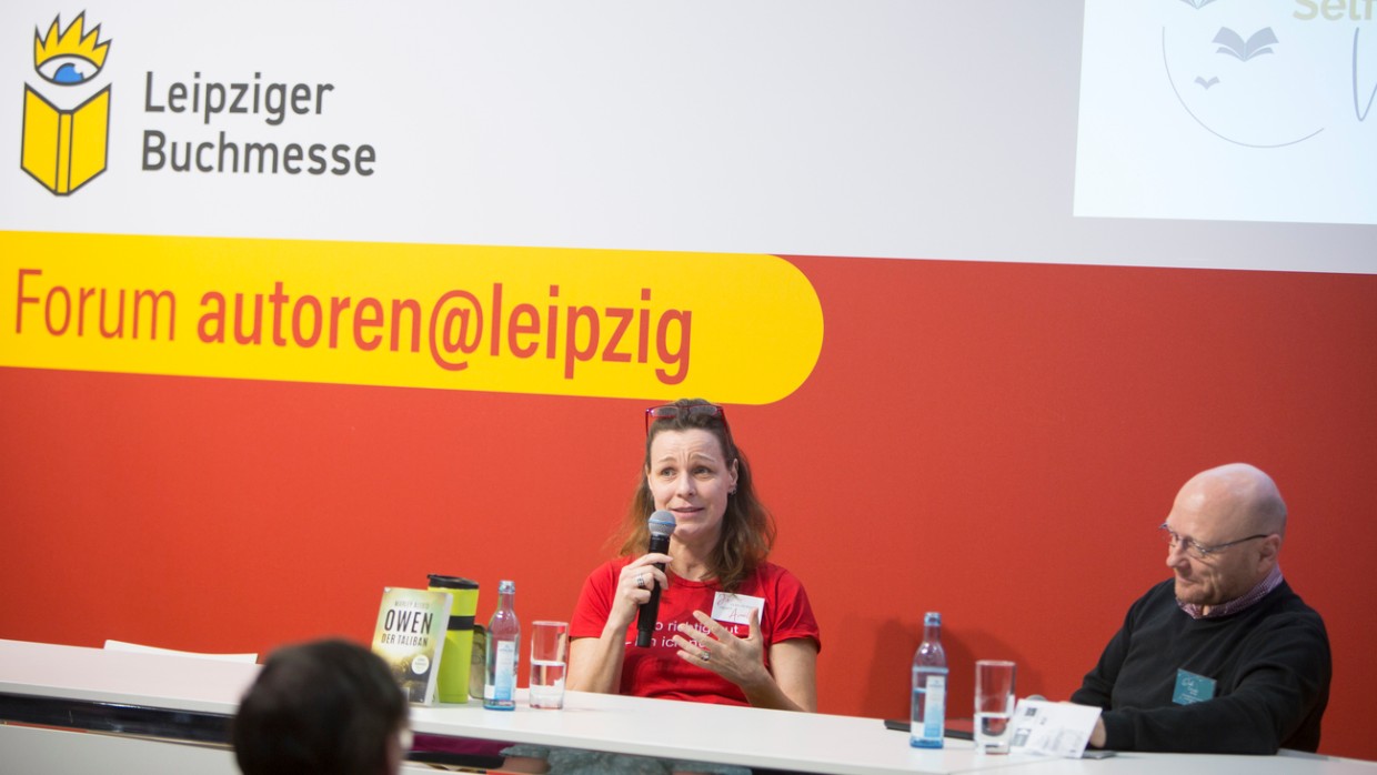 Bühnengespräch mit 2 Teilnehmer:innen auf der Bühne vom Forum autoren@leipzig auf der Leipziger Buchmesse 2024