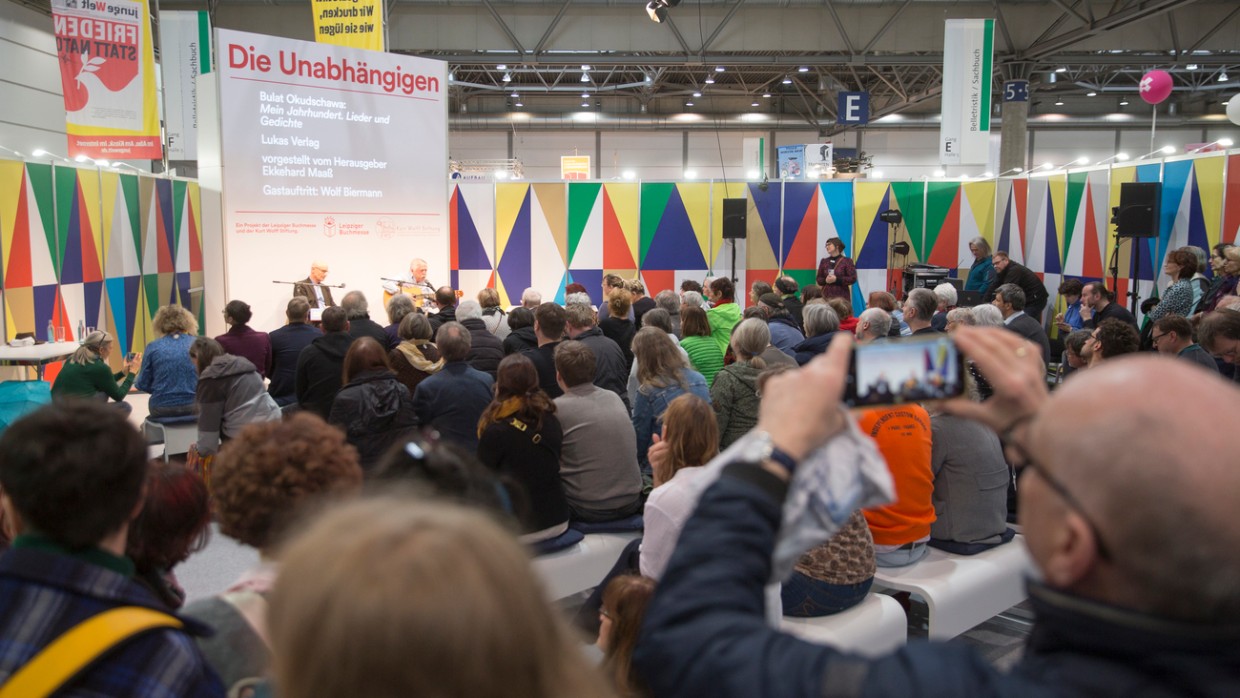 Forum Die Unabhängigen auf der Leipziger Buchmesse 2024 während einer musikalischen Aufführung vor vollbesetztem Publikum