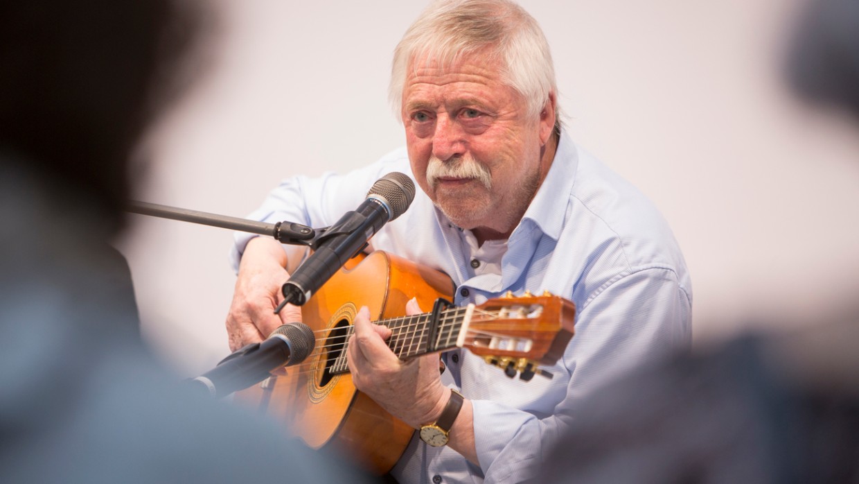 Älterer Mann spielt Gitarre auf der Bühne im Forum Die Unabhängigen auf der Leipziger Buchmesse 2024