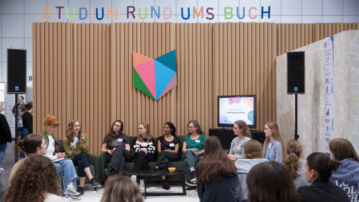 Gesprächsrunde zum "Studium rund ums Buch" mit mehreren Teilnehmerinnen auf der Leipziger Buchmesse 2024