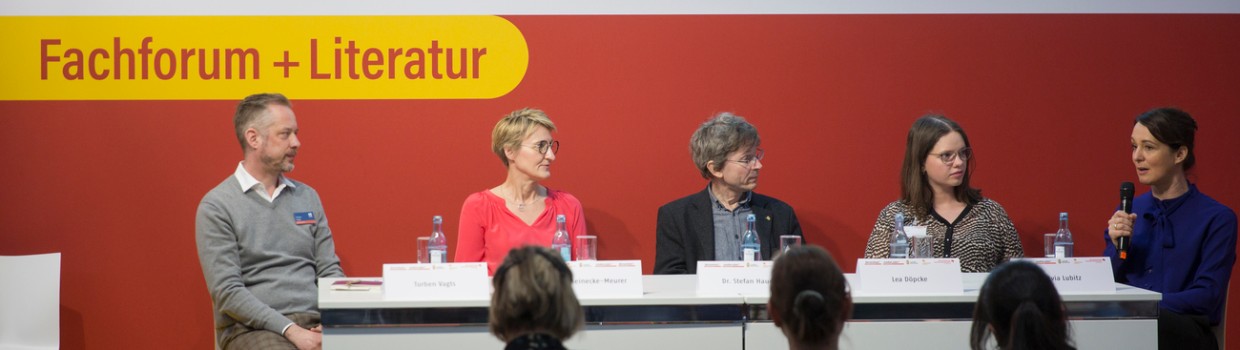 Bühnengespräch mit 5 Teilnehmer:innen auf der Bühne vom Fachforum + Literatur auf der Leipziger Buchmesse 2024