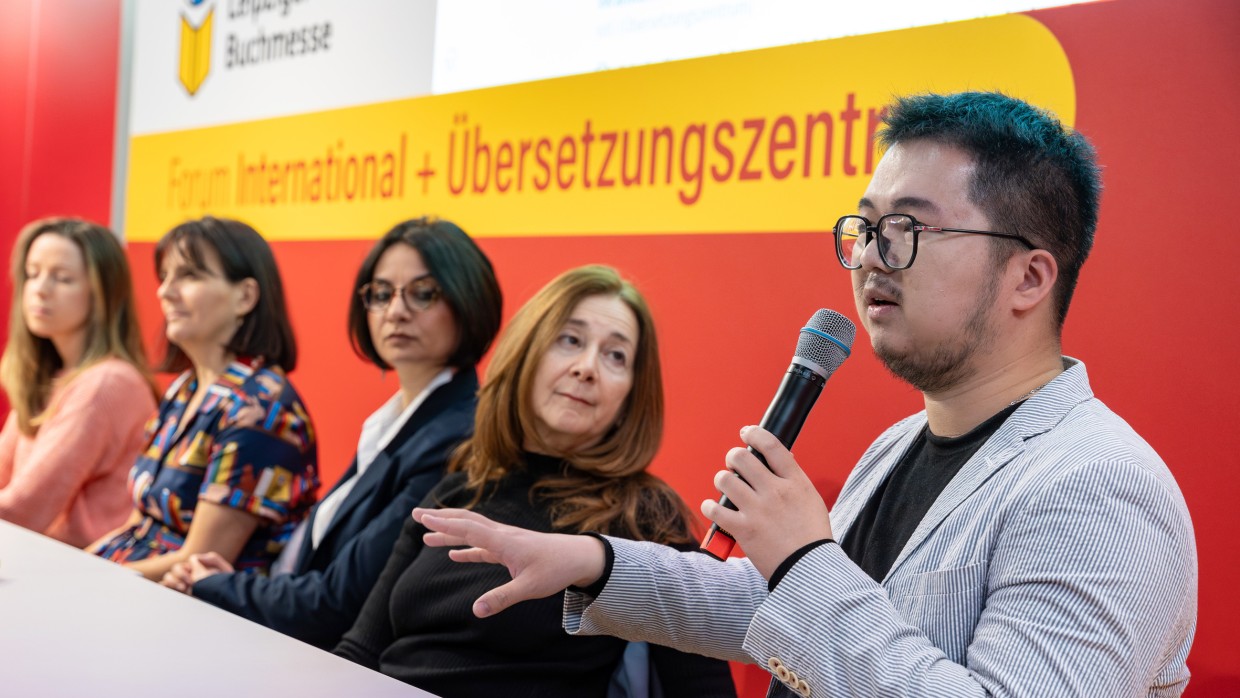 Bühnengespräch mit 5 Teilnehmer:innen auf der Bühne des Forum International + Übersetzungszentrum auf der Leipziger Buchmesse 2024