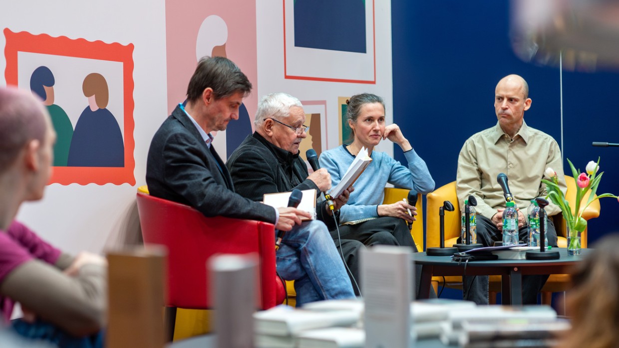 4 Personen bei einer Lesung auf der Traduki Bühne während der Leipziger Buchmesse 2024