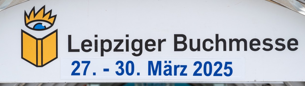 Banner mit dem Aufdruck "27. - 30. März Leipziger Buchmesse 2025", darunter Besucher:innen der Messe