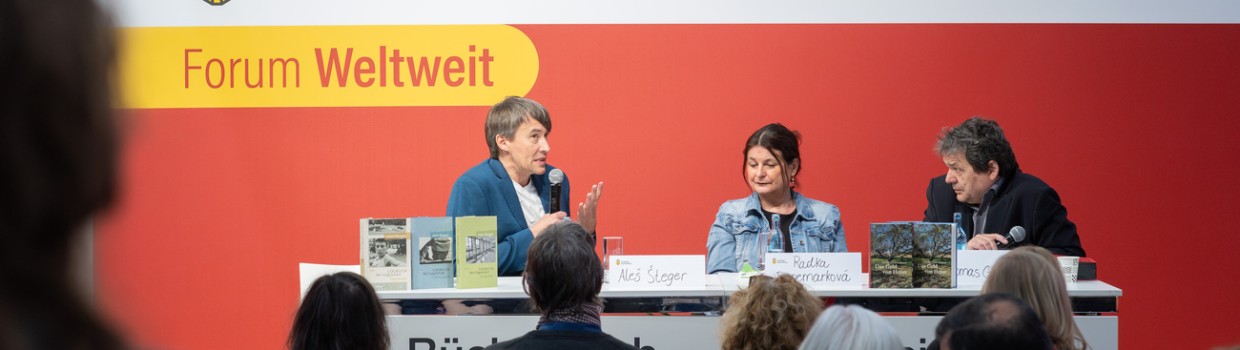 Bühnengespräch mit 3 Teilnehmer:innen auf der Bühne vom Forum Weltweit auf der Leipziger Buchmesse 2024