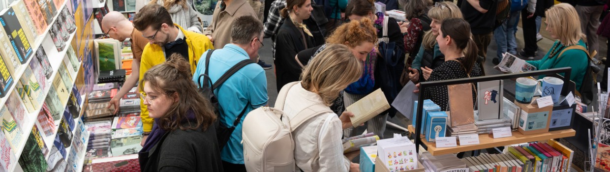 Ausstellungshallen während der Leipziger Buchmesse 2024 mit viele Besucher:innen an Messeständen