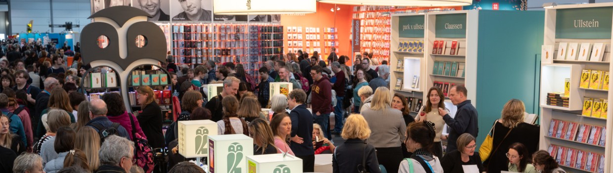Ausstellungshallen während der Leipziger Buchmesse 2024 mit viele Besucher:innen an Messeständen