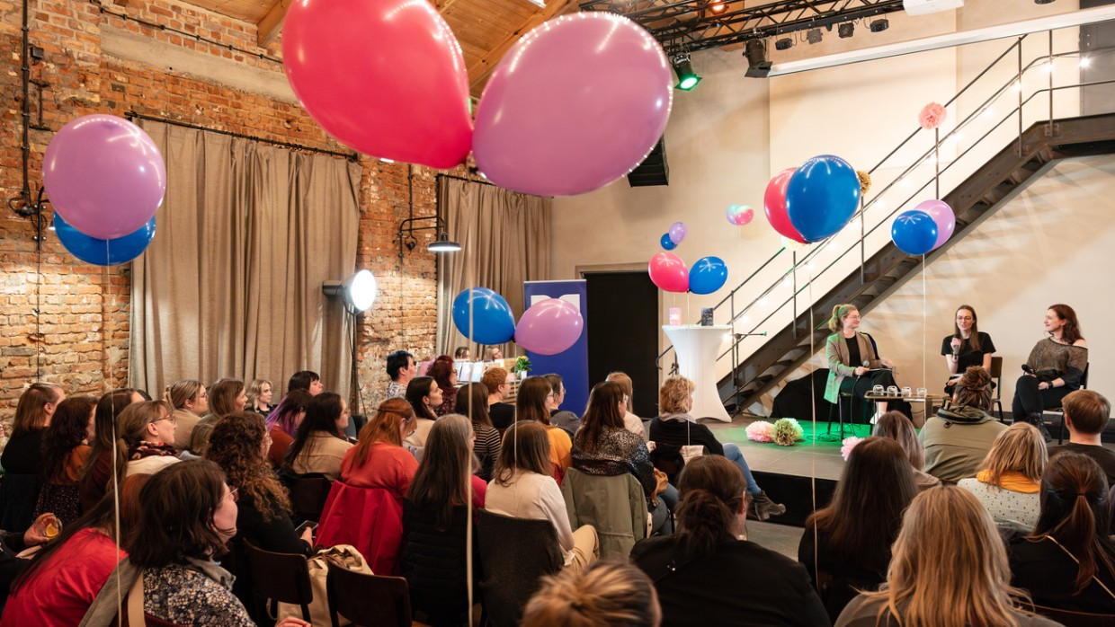 Leipzig liest Event mit Bühnentalk vor vollbesetztem Publikum in einem großen, mit Luftballons und Lichterketten geschmückten Raum während der Leipziger Buchmesse 2024