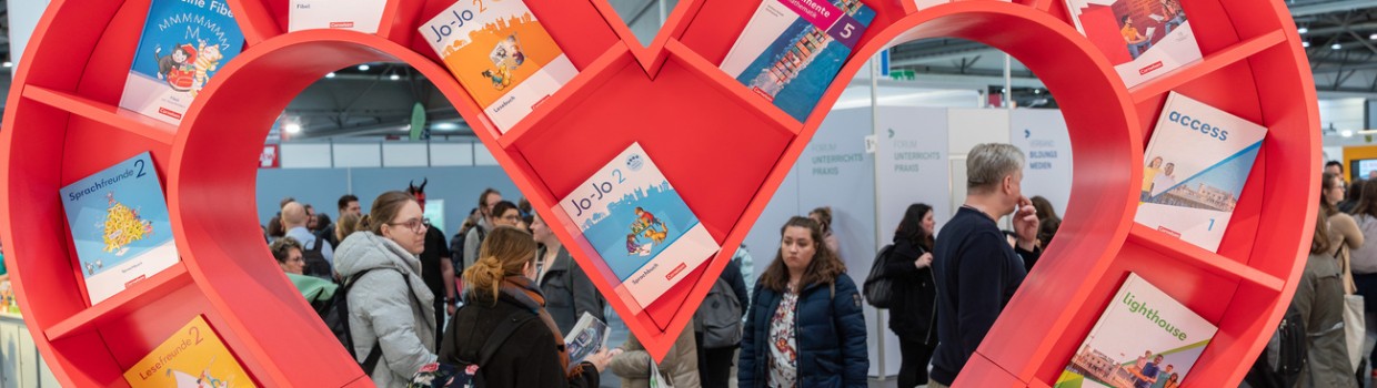 rotes Bücherregal in Herzform auf der Leipziger Buchmesse 2024