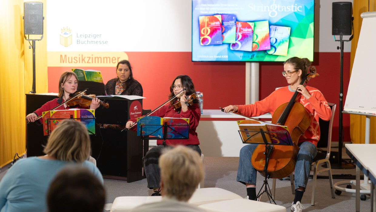 Junge Streicherinnen musizieren im Musikzimmer während der Leipziger Buchmesse 2024
