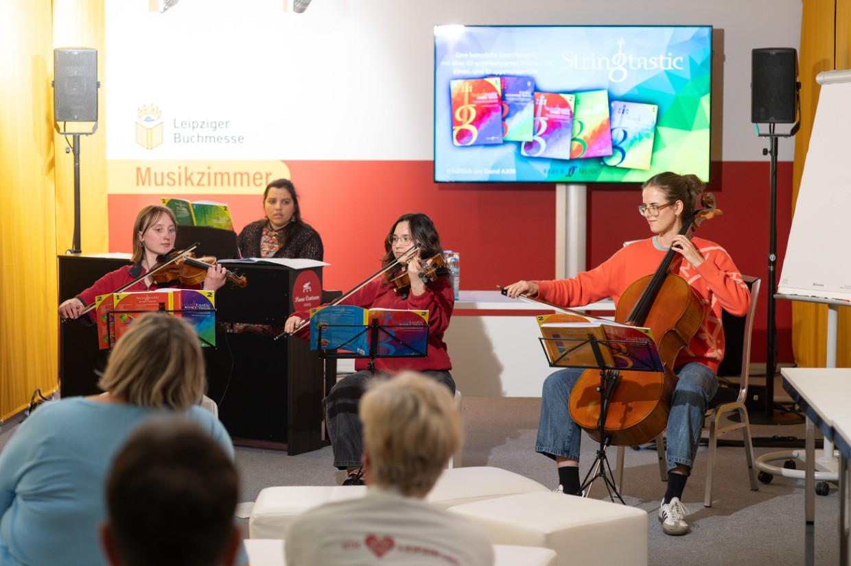 Junge Streicherinnen musizieren im Musikzimmer während der Leipziger Buchmesse 2024