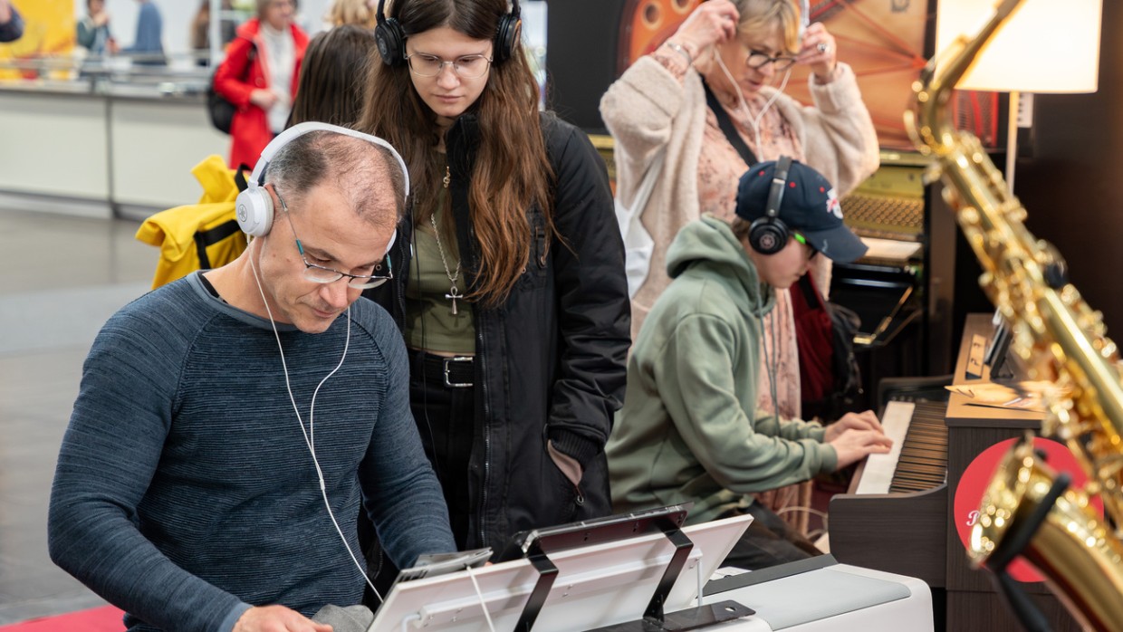 Pianist mit Kopfhörern am Keyboard im Musikbereich während der Leipziger Buchmesse 2024