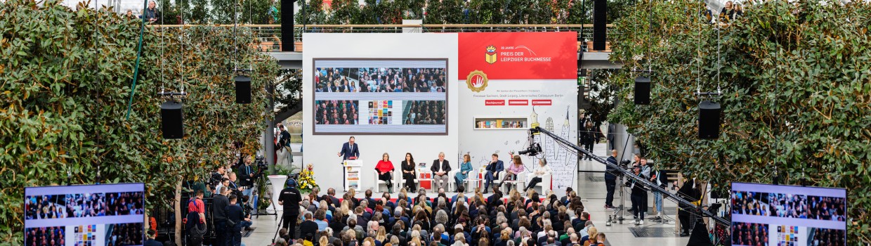 Verleihung vom Preis der Leipziger Buchmesse 2024 in der Glashalle der Leipziger Messe mit vollbesetztem Publikum und Jury auf der Bühne