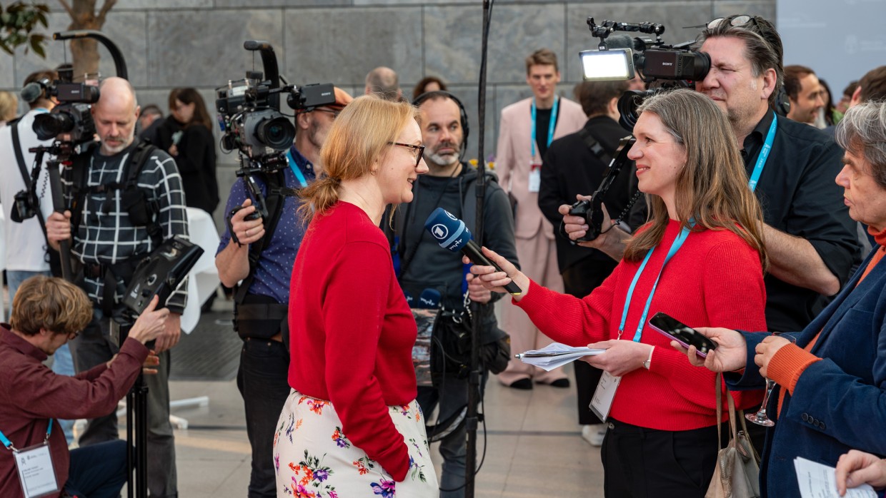 Preisträgerin des Preises der Leipziger Buchmesse 2025 Kristine Bilkau gibt ein Interview für die ard, umringt von Kameras Preisträgerin des Preises der Leipziger Buchmesse 2025 Kristine Bilkau gibt ein Interview für die ard, umringt von Kameras